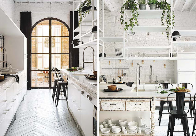 Cocina con paredes blancas y muebles en blanco y negro, creando un ambiente moderno y elegante.