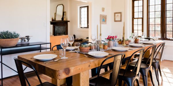 Mesa de comedor con sillas y una ventana, creando un ambiente acogedor y luminoso en el interior de la habitación.