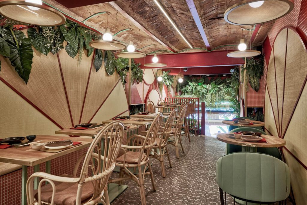 Restaurante acogedor con mesas y sillas de madera, creando un ambiente cálido y natural para los comensales.