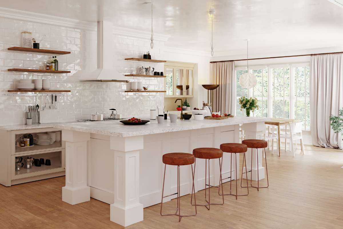 Cocina blanca con suelos de madera y armarios blancos, creando un ambiente luminoso y acogedor.