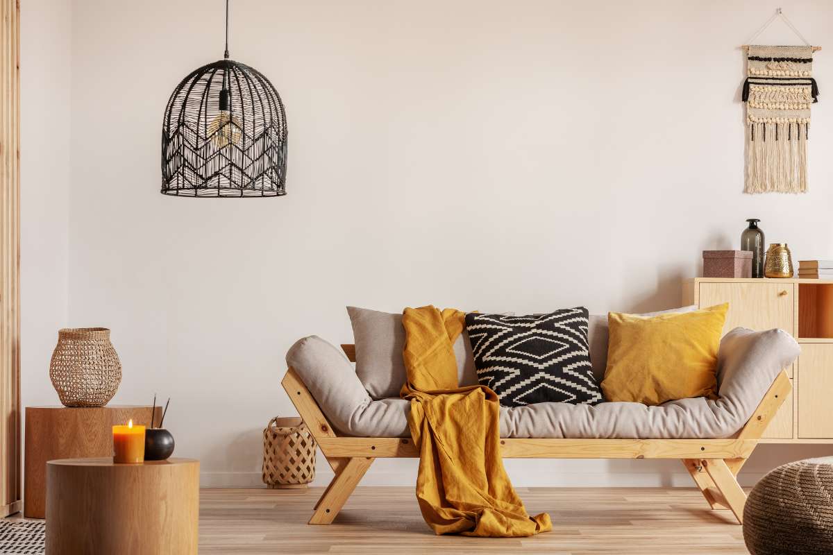 Sala de estar con un sofá, una lámpara y una alfombra, creando un ambiente acogedor y confortable.