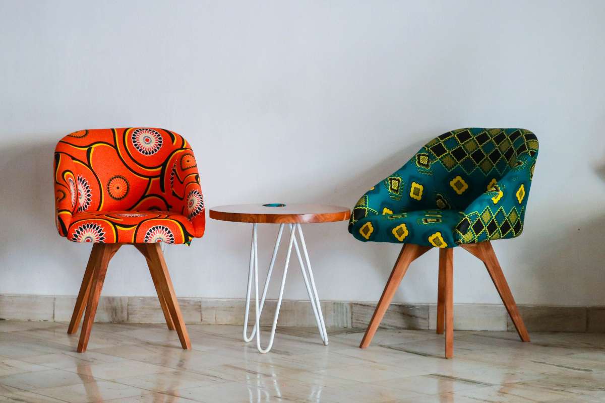 Dos sillas coloridas colocadas sobre una mesa, creando un ambiente vibrante y acogedor.