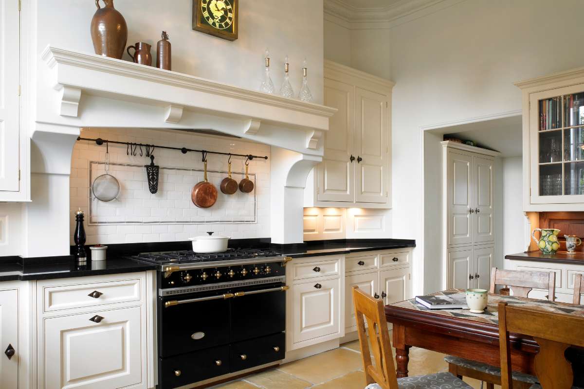 Cocina equipada con estufa, horno y armarios, mostrando un ambiente funcional y acogedor para la preparación de alimentos.