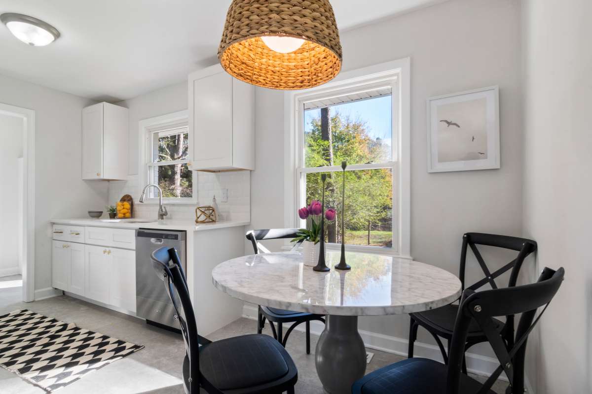 Cocina con una mesa y sillas, creando un ambiente acogedor y funcional para las comidas familiares.